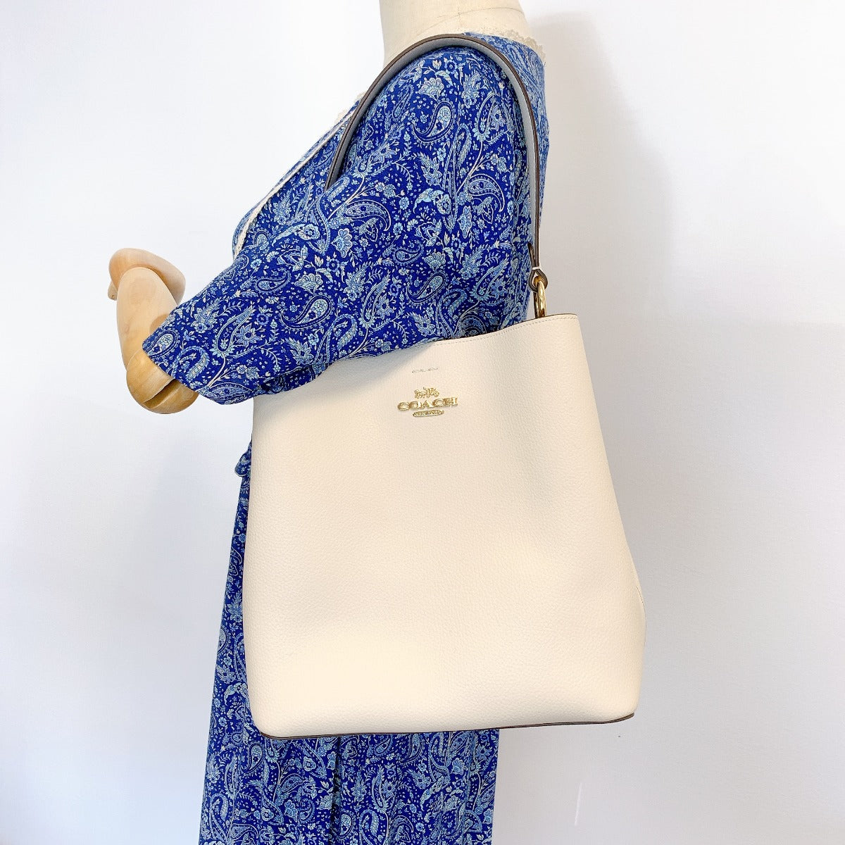 Coach 91122 Town Bucket Leather Shoulder Crossbody Bag In Chalk Light Saddle Coach 91122 Town Bucket Leather Shoulder Crossbody Bag In Chalk Light Saddle